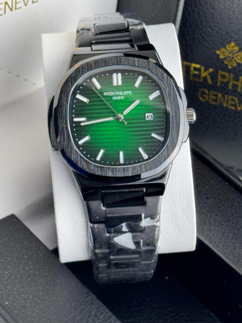 Patek Philippe Nautilus Men's Watch | Silver Stainless Steel | Date Display | Luxury Timepiece