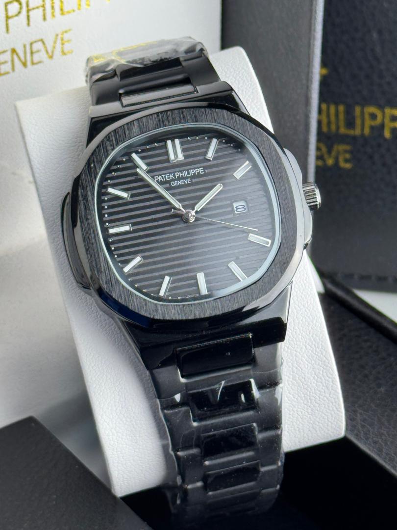 Patek Philippe Nautilus Men's Watch | Silver Stainless Steel | Date Display | Luxury Timepiece