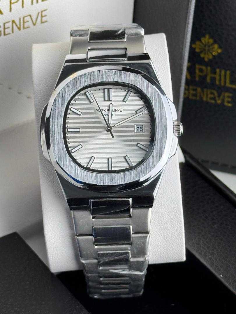 Patek Philippe Nautilus Men's Watch | Silver Stainless Steel | Date Display | Luxury Timepiece